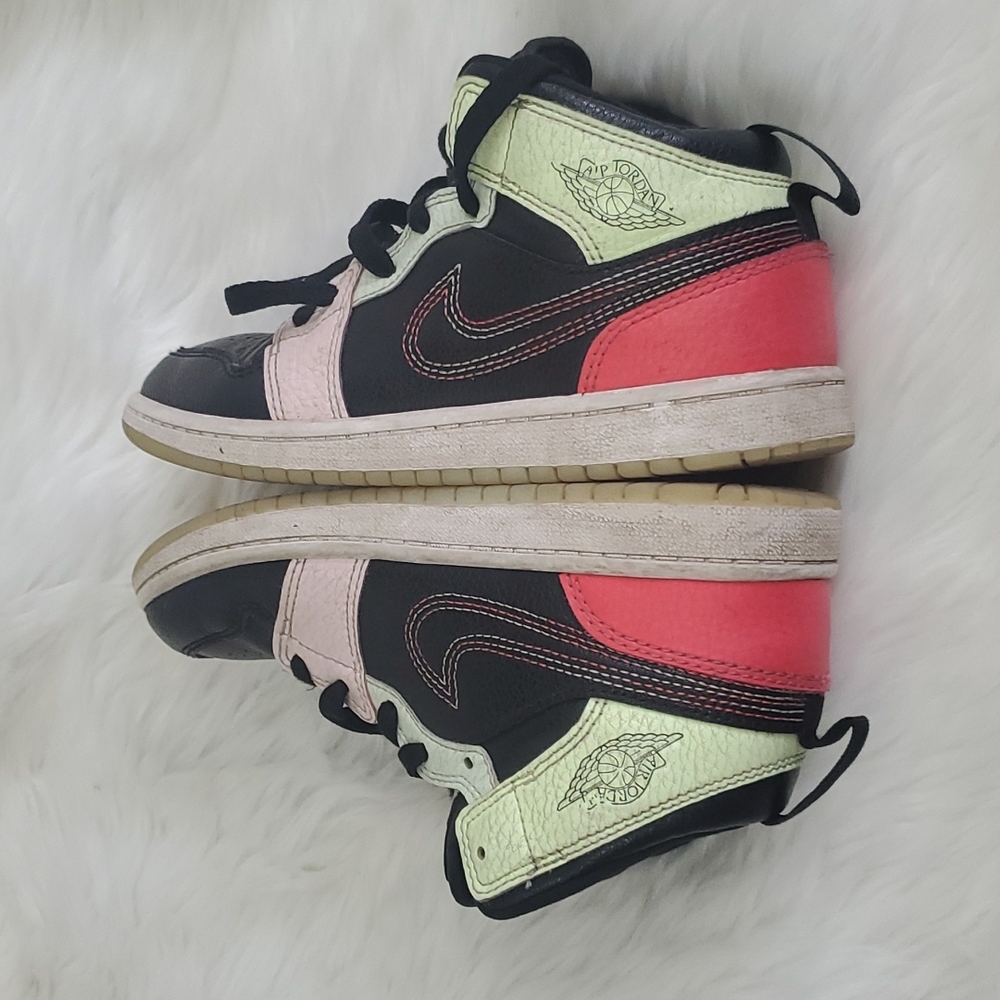 Nike Air Jordan Sneakers Shoes unisex leather size 2Y - Picture 3 of 8